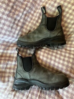 Blundstone Chukka Boots in rustic black